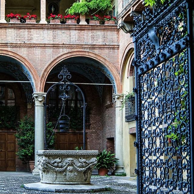 Pozzo in marmo e cancello in ferro battuto nel cortile interno

